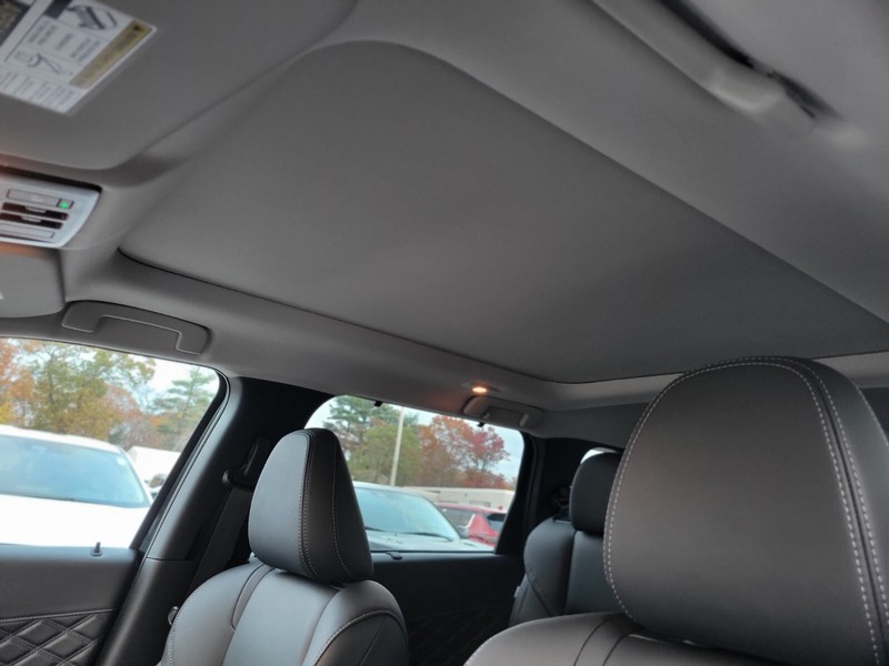 Mitsubishi Outlander Plug-In Hybrid Vehicle Full-screen Gallery Image 20