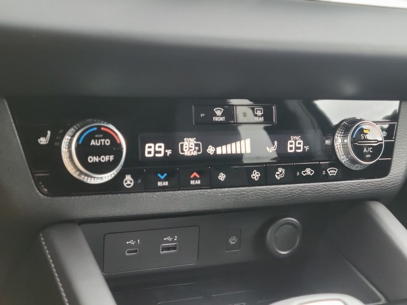 Mitsubishi Outlander Plug-In Hybrid Vehicle Full-screen Gallery Image 23