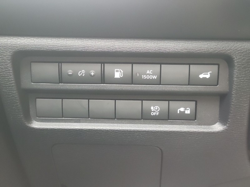 Mitsubishi Outlander Plug-In Hybrid Vehicle Full-screen Gallery Image 24