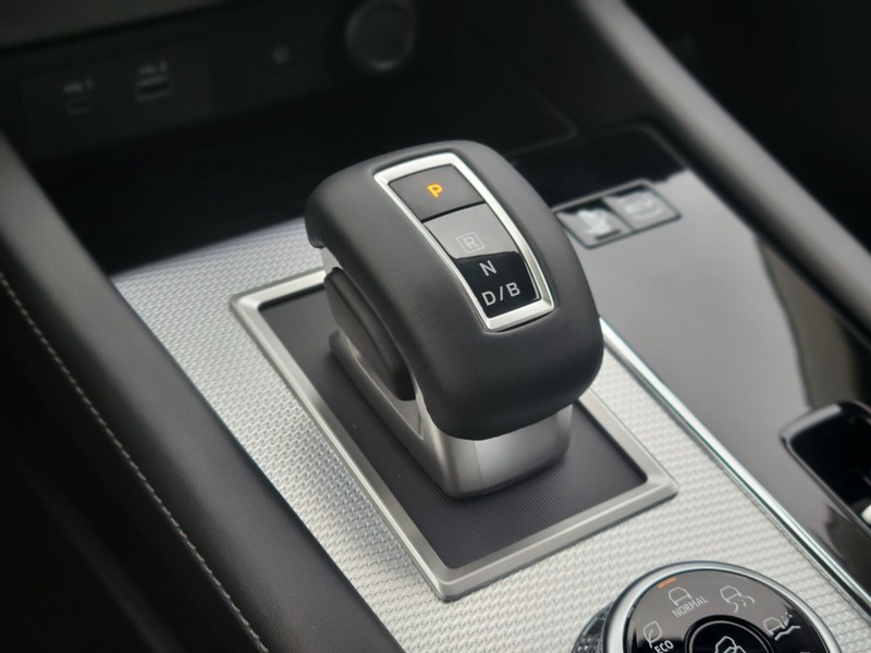 Mitsubishi Outlander Plug-In Hybrid Vehicle Full-screen Gallery Image 25