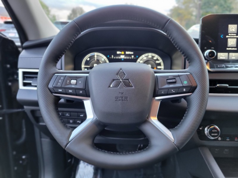 Mitsubishi Outlander Plug-In Hybrid Vehicle Full-screen Gallery Image 26