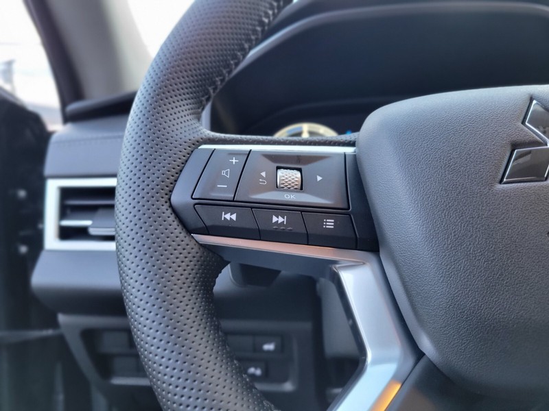 Mitsubishi Outlander Plug-In Hybrid Vehicle Full-screen Gallery Image 27