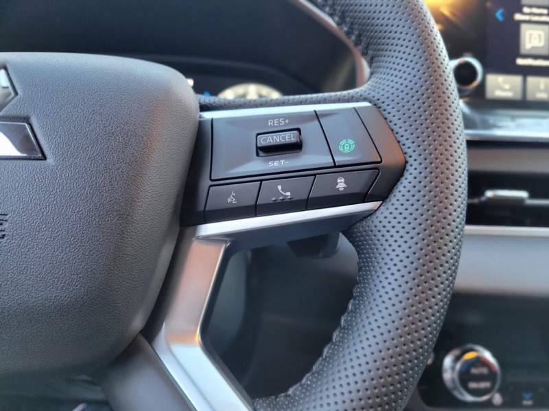 Mitsubishi Outlander Plug-In Hybrid Vehicle Full-screen Gallery Image 28