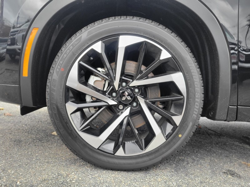 Mitsubishi Outlander Plug-In Hybrid Vehicle Full-screen Gallery Image 29