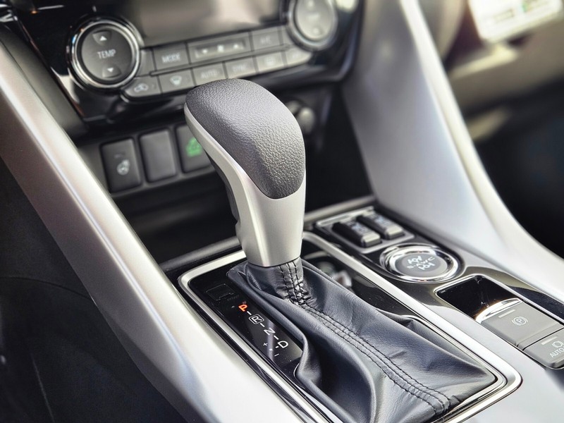Mitsubishi Eclipse Cross Vehicle Full-screen Gallery Image 28