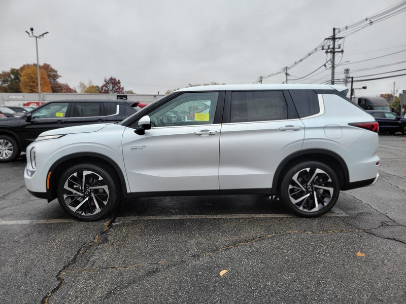 Mitsubishi Outlander Plug-In Hybrid Vehicle Full-screen Gallery Image 02