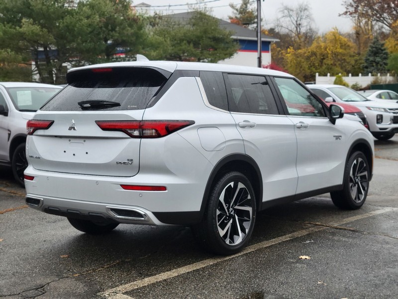 Mitsubishi Outlander Plug-In Hybrid Vehicle Full-screen Gallery Image 05