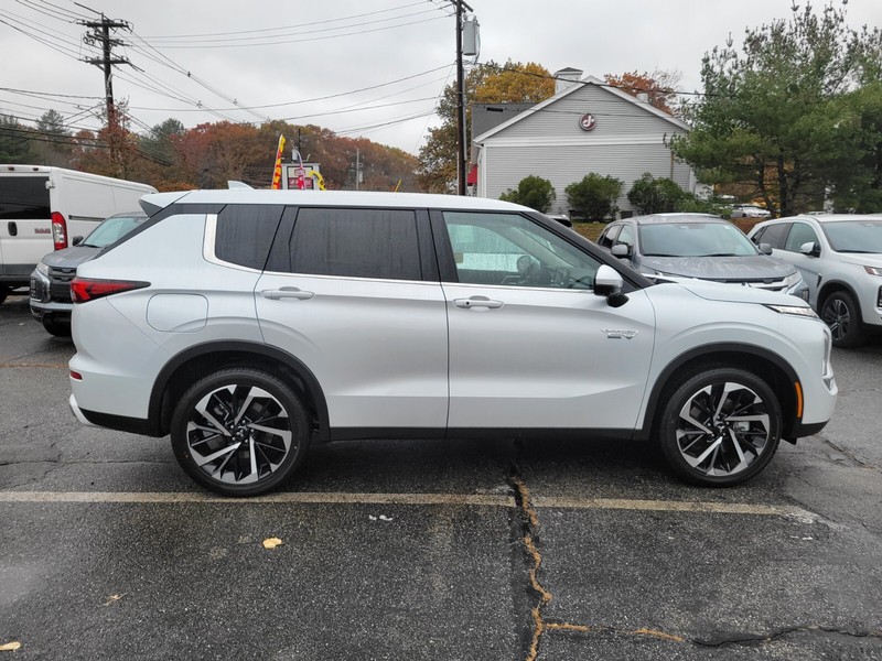 Mitsubishi Outlander Plug-In Hybrid Vehicle Full-screen Gallery Image 06