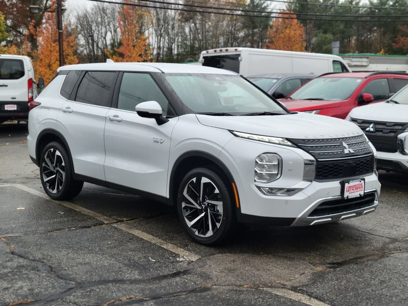 Mitsubishi Outlander Plug-In Hybrid Vehicle Full-screen Gallery Image 07