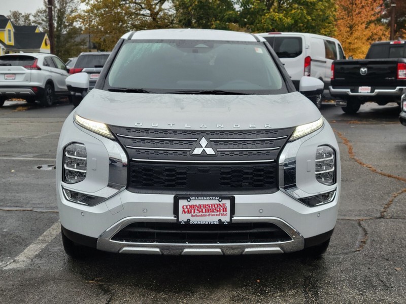 Mitsubishi Outlander Plug-In Hybrid Vehicle Full-screen Gallery Image 08