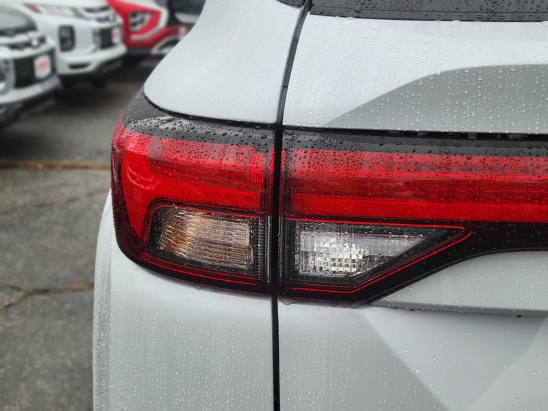 Mitsubishi Outlander Plug-In Hybrid Vehicle Full-screen Gallery Image 09