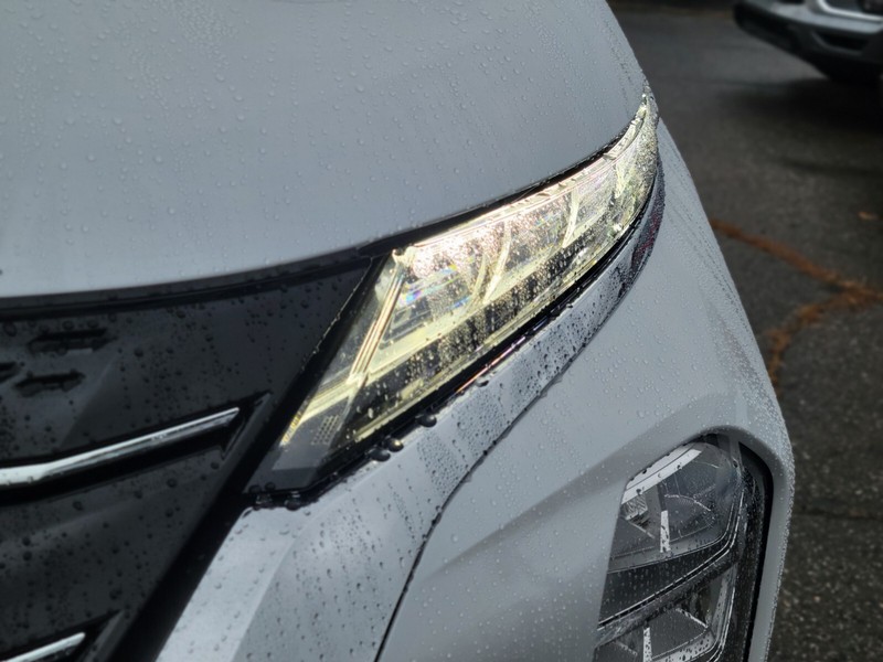 Mitsubishi Outlander Plug-In Hybrid Vehicle Full-screen Gallery Image 10