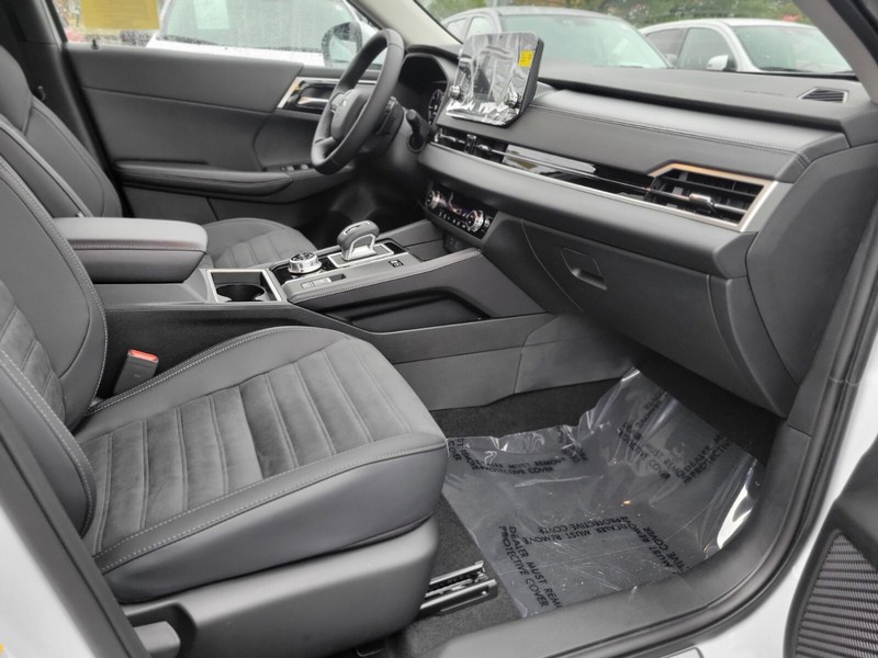 Mitsubishi Outlander Plug-In Hybrid Vehicle Full-screen Gallery Image 11