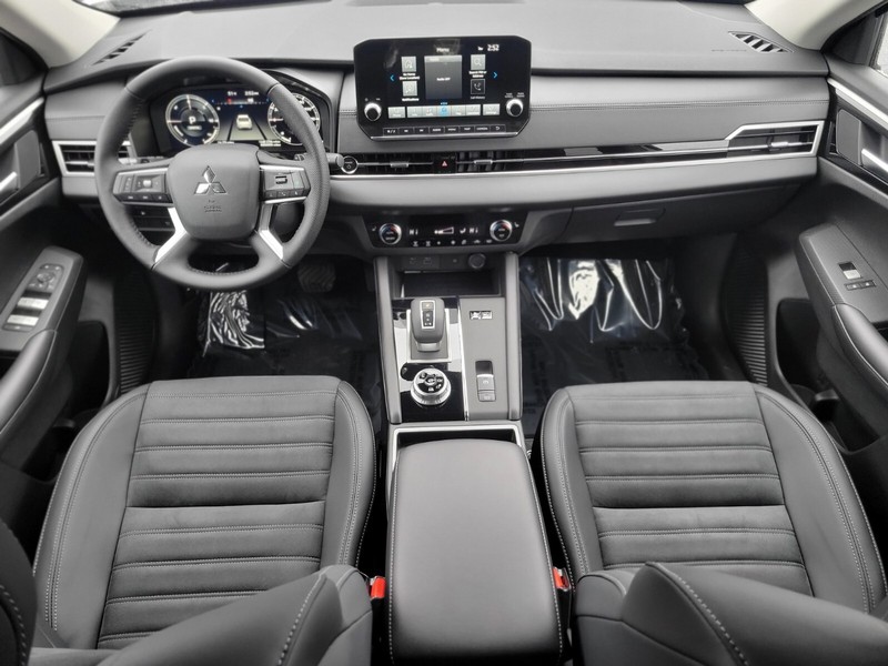 Mitsubishi Outlander Plug-In Hybrid Vehicle Full-screen Gallery Image 12