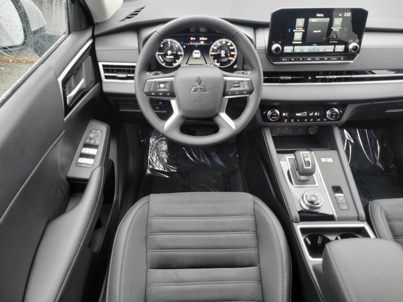 Mitsubishi Outlander Plug-In Hybrid Vehicle Full-screen Gallery Image 13