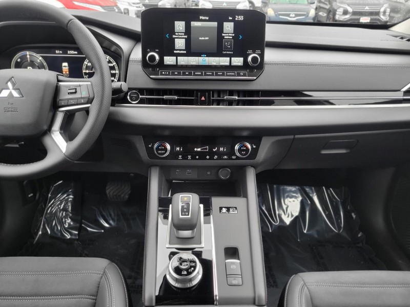 Mitsubishi Outlander Plug-In Hybrid Vehicle Full-screen Gallery Image 14