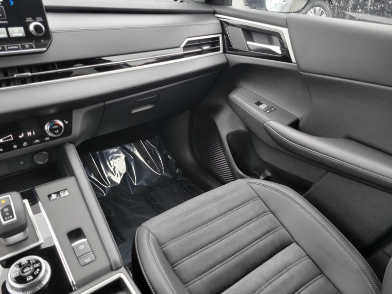 Mitsubishi Outlander Plug-In Hybrid Vehicle Full-screen Gallery Image 15