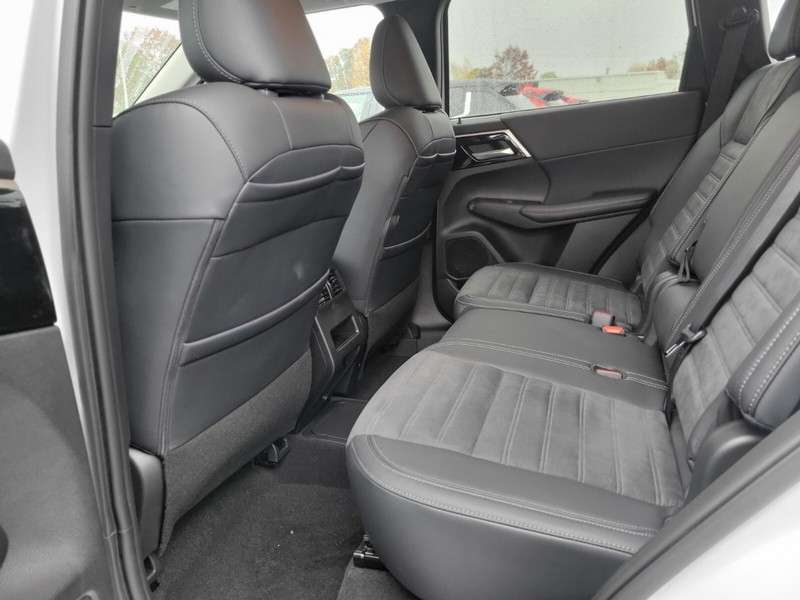 Mitsubishi Outlander Plug-In Hybrid Vehicle Full-screen Gallery Image 16