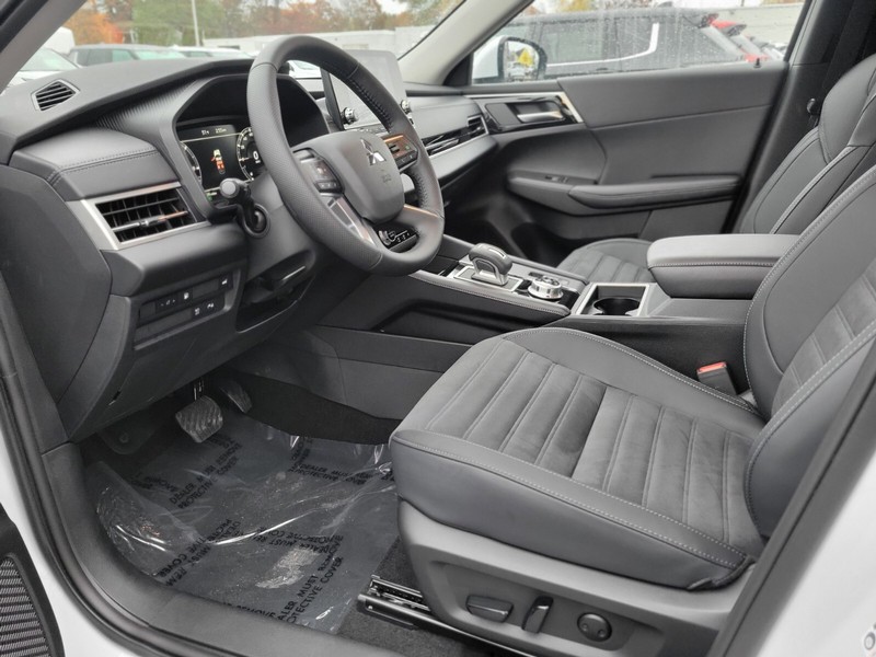 Mitsubishi Outlander Plug-In Hybrid Vehicle Full-screen Gallery Image 17