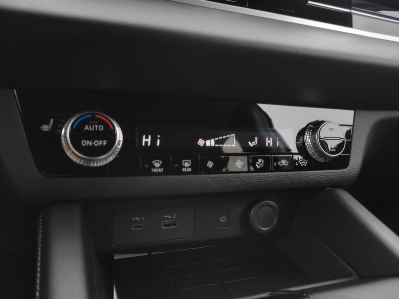 Mitsubishi Outlander Plug-In Hybrid Vehicle Full-screen Gallery Image 21