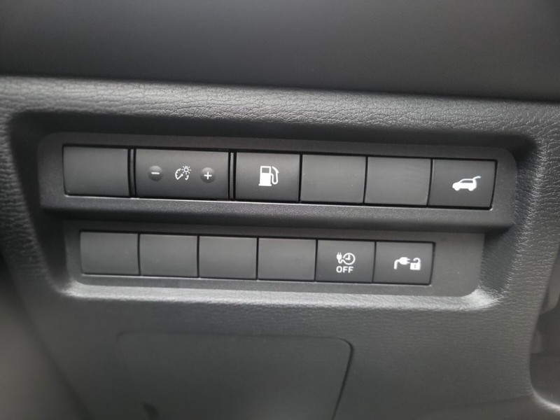 Mitsubishi Outlander Plug-In Hybrid Vehicle Full-screen Gallery Image 22