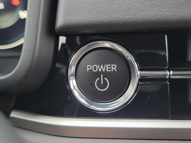 Mitsubishi Outlander Plug-In Hybrid Vehicle Full-screen Gallery Image 23