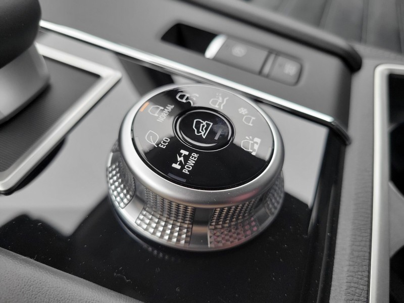 Mitsubishi Outlander Plug-In Hybrid Vehicle Full-screen Gallery Image 24