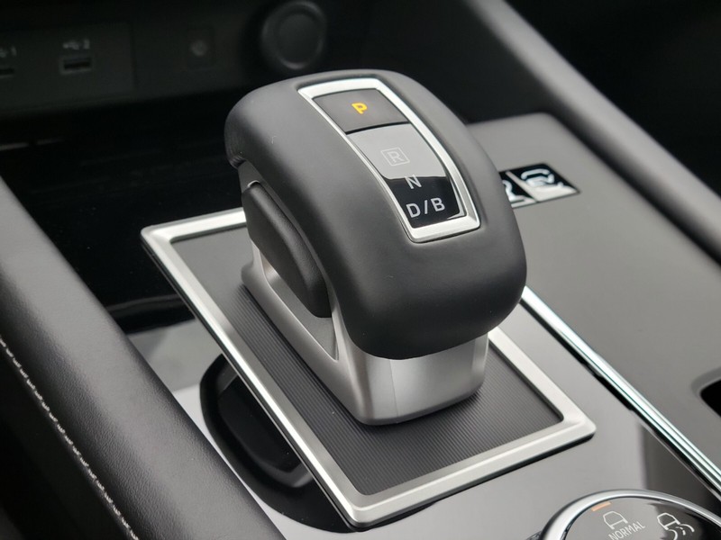 Mitsubishi Outlander Plug-In Hybrid Vehicle Full-screen Gallery Image 25