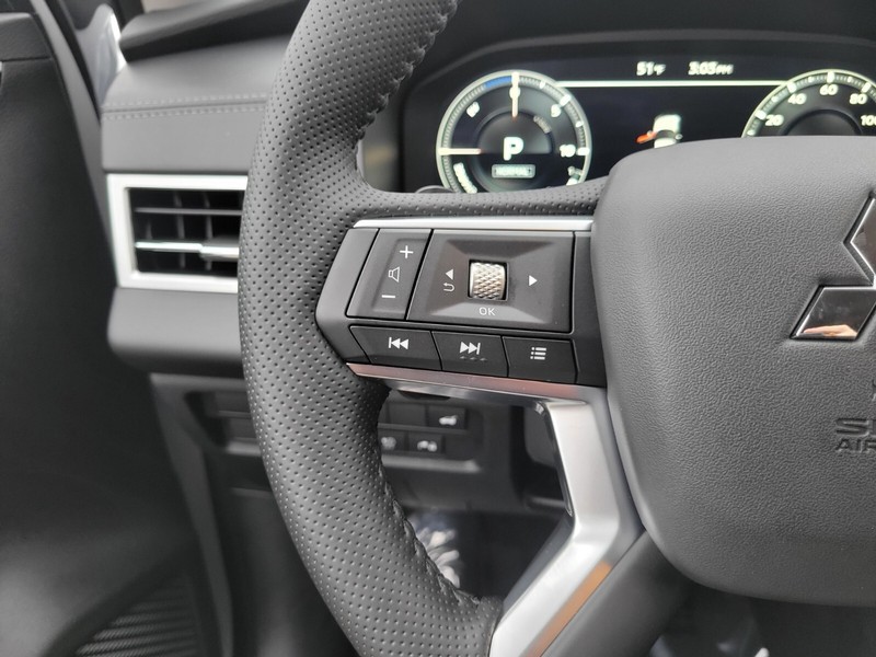 Mitsubishi Outlander Plug-In Hybrid Vehicle Full-screen Gallery Image 27