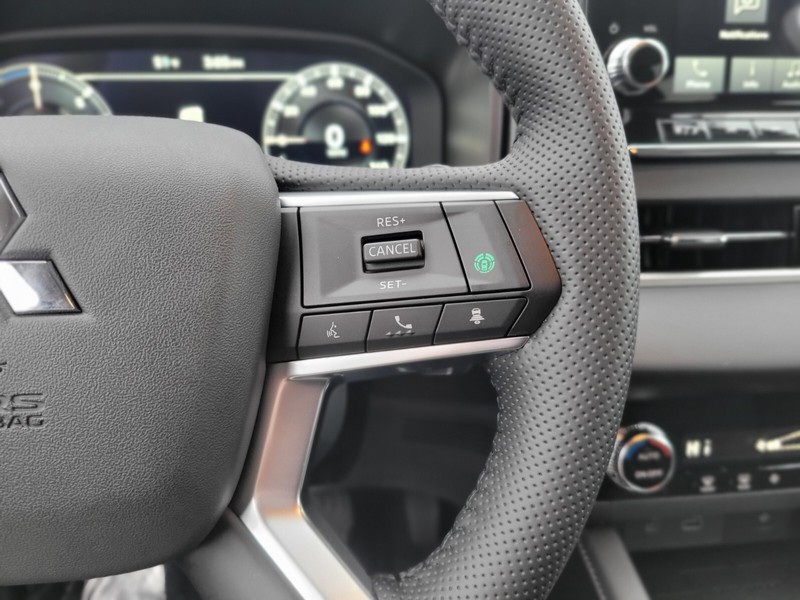 Mitsubishi Outlander Plug-In Hybrid Vehicle Full-screen Gallery Image 28