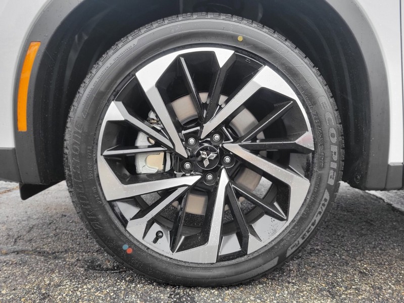 Mitsubishi Outlander Plug-In Hybrid Vehicle Full-screen Gallery Image 30