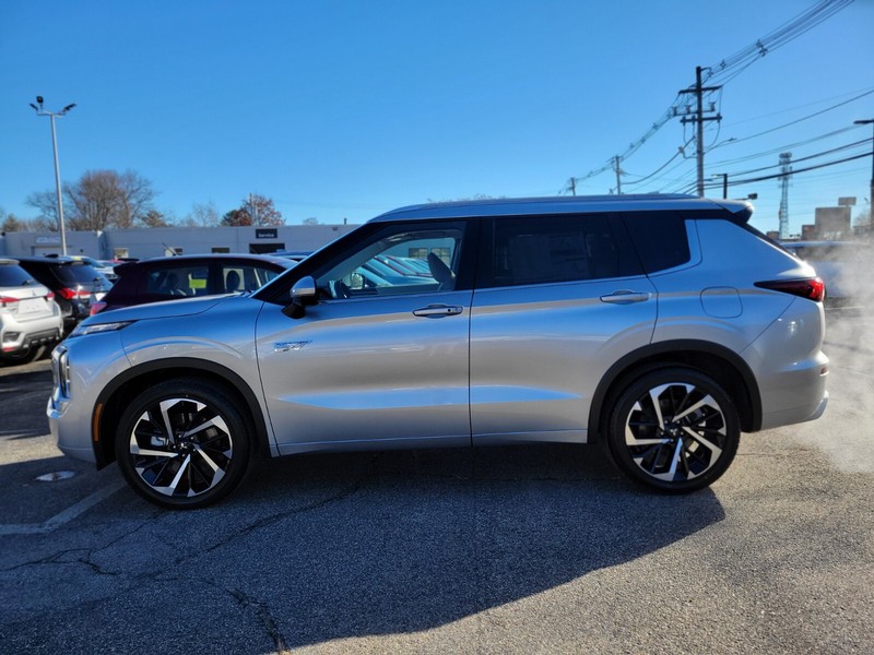 Mitsubishi Outlander Plug-In Hybrid Vehicle Full-screen Gallery Image 02