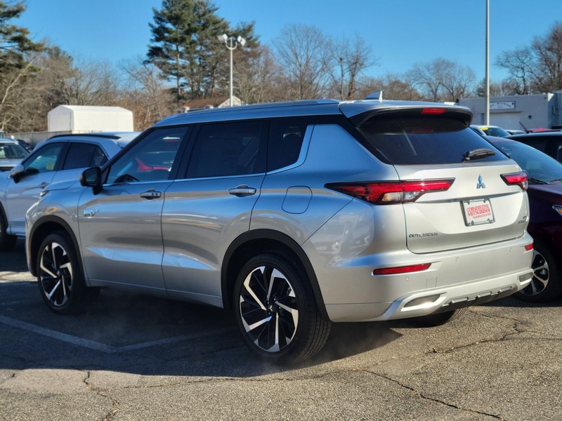 Mitsubishi Outlander Plug-In Hybrid Vehicle Full-screen Gallery Image 03