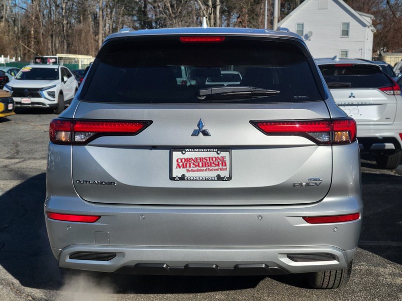 Mitsubishi Outlander Plug-In Hybrid Vehicle Full-screen Gallery Image 04