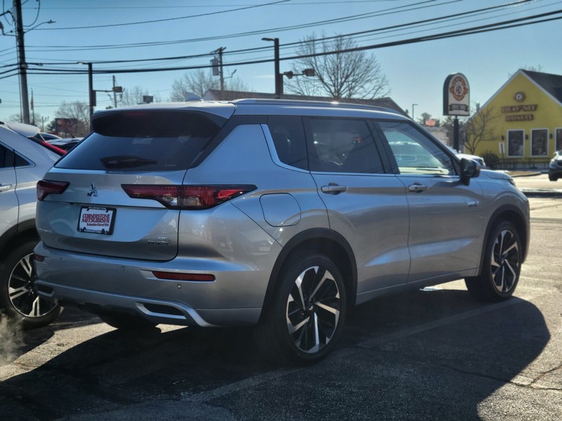Mitsubishi Outlander Plug-In Hybrid Vehicle Full-screen Gallery Image 05