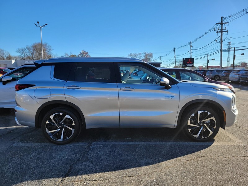 Mitsubishi Outlander Plug-In Hybrid Vehicle Full-screen Gallery Image 06