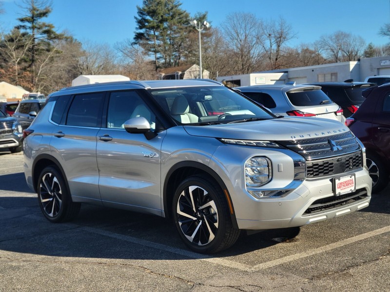 Mitsubishi Outlander Plug-In Hybrid Vehicle Full-screen Gallery Image 07
