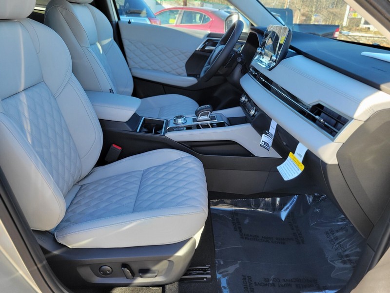 Mitsubishi Outlander Plug-In Hybrid Vehicle Full-screen Gallery Image 09