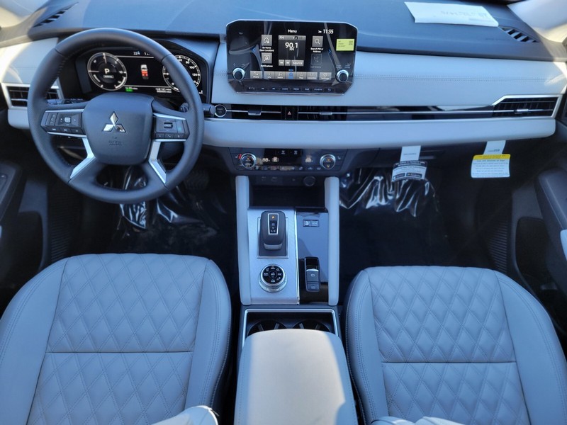 Mitsubishi Outlander Plug-In Hybrid Vehicle Full-screen Gallery Image 10