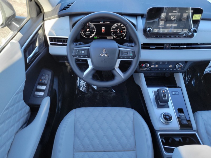 Mitsubishi Outlander Plug-In Hybrid Vehicle Full-screen Gallery Image 11