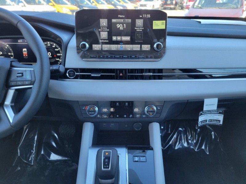 Mitsubishi Outlander Plug-In Hybrid Vehicle Full-screen Gallery Image 12