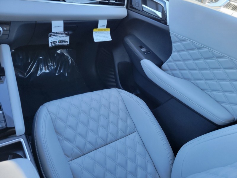 Mitsubishi Outlander Plug-In Hybrid Vehicle Full-screen Gallery Image 13