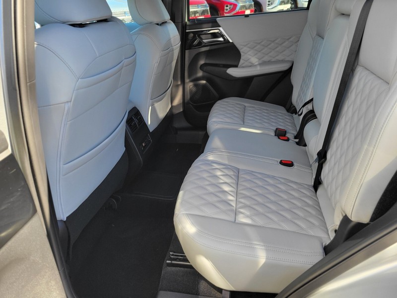 Mitsubishi Outlander Plug-In Hybrid Vehicle Full-screen Gallery Image 14