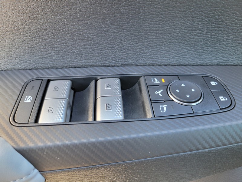 Mitsubishi Outlander Plug-In Hybrid Vehicle Full-screen Gallery Image 15