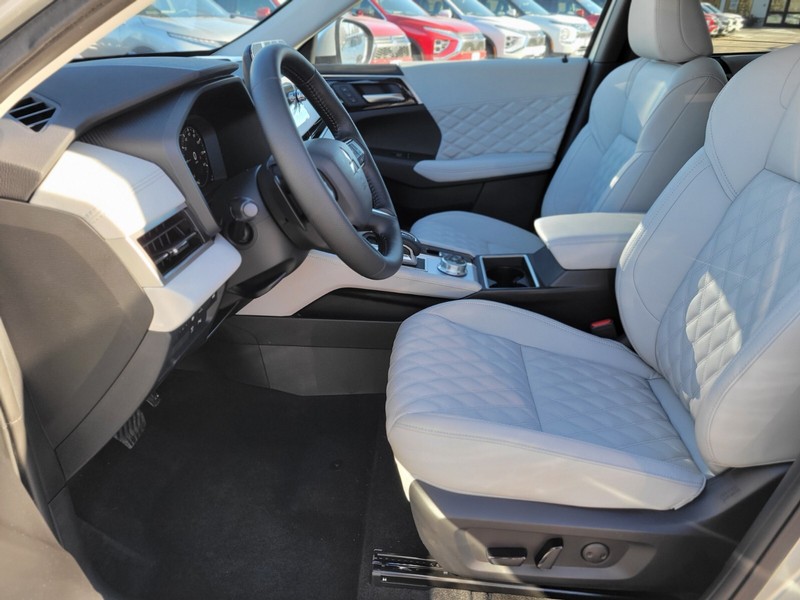 Mitsubishi Outlander Plug-In Hybrid Vehicle Full-screen Gallery Image 16