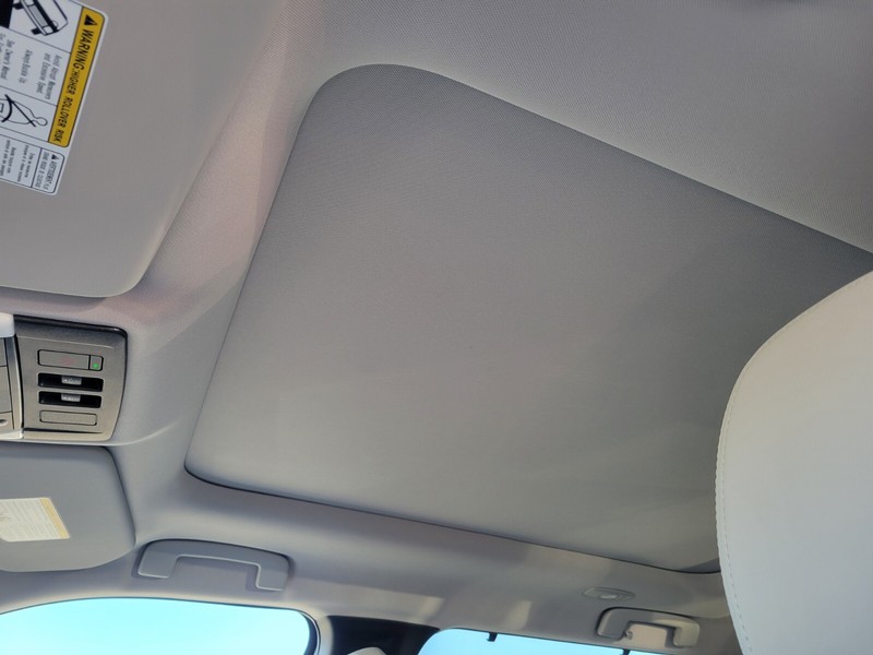 Mitsubishi Outlander Plug-In Hybrid Vehicle Full-screen Gallery Image 17