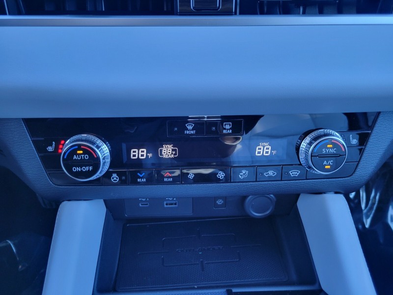 Mitsubishi Outlander Plug-In Hybrid Vehicle Full-screen Gallery Image 20