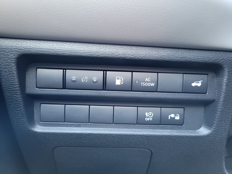 Mitsubishi Outlander Plug-In Hybrid Vehicle Full-screen Gallery Image 21