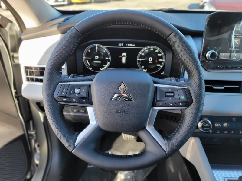 Mitsubishi Outlander Plug-In Hybrid Vehicle Full-screen Gallery Image 23