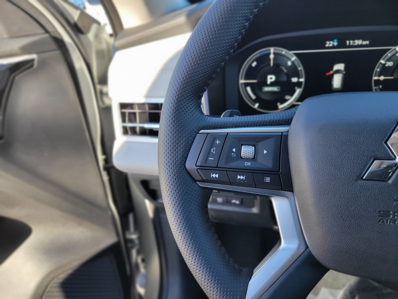 Mitsubishi Outlander Plug-In Hybrid Vehicle Full-screen Gallery Image 24